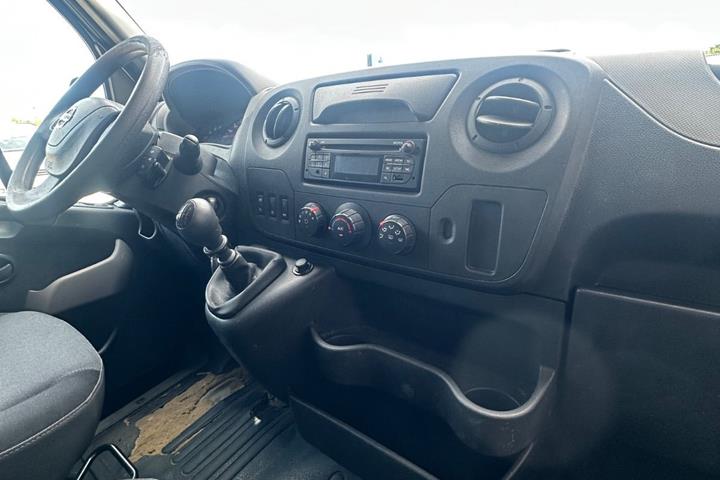 Sølv Nissan NV400 fra 2012