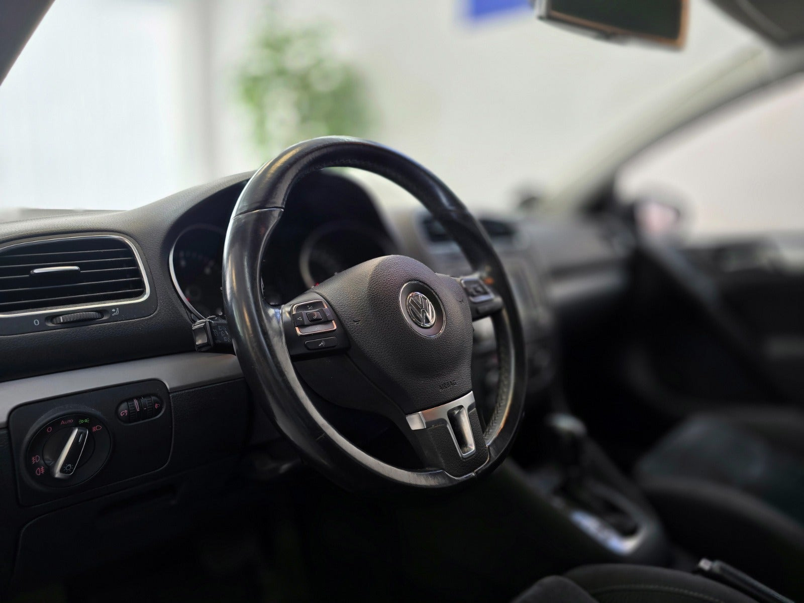 Grå VW Golf VI fra 2011