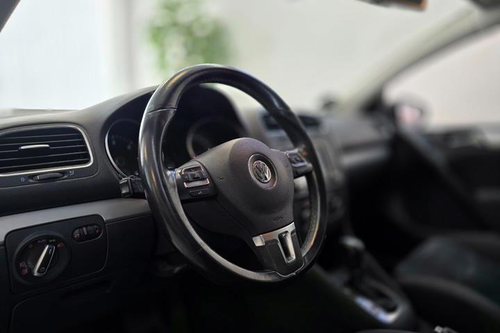 Grå VW Golf VI fra 2011
