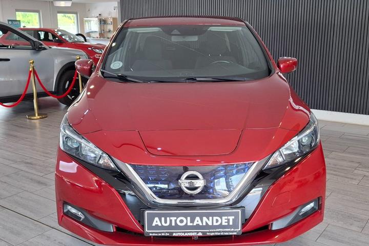 Rød Nissan Leaf fra 2021