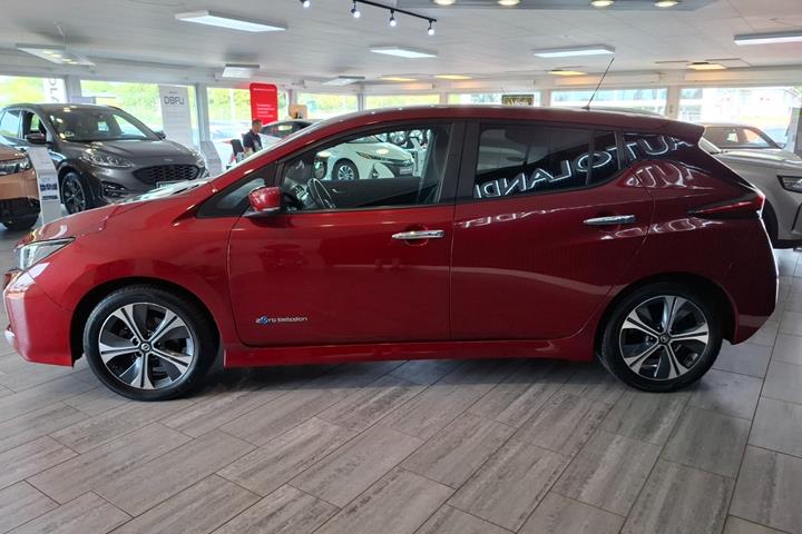 Rød Nissan Leaf fra 2021