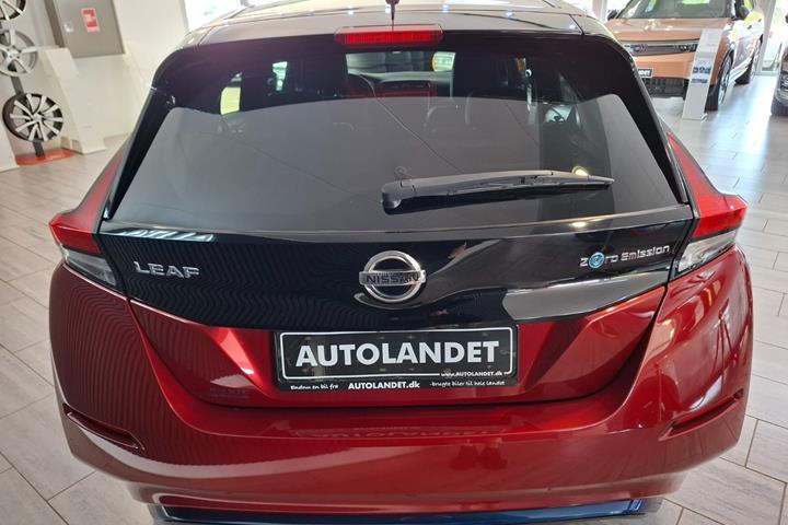 Rød Nissan Leaf fra 2021