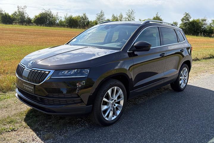 Brun Skoda Karoq fra 2019 set udefra