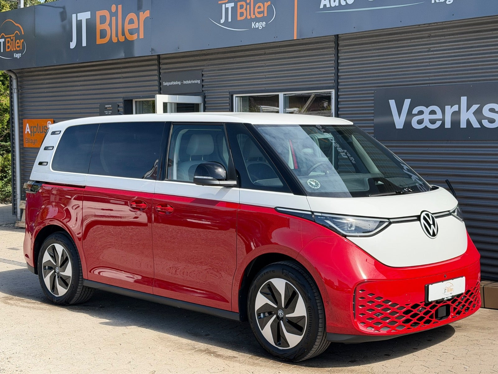 Rød VW ID.Buzz fra 2027 set udefra