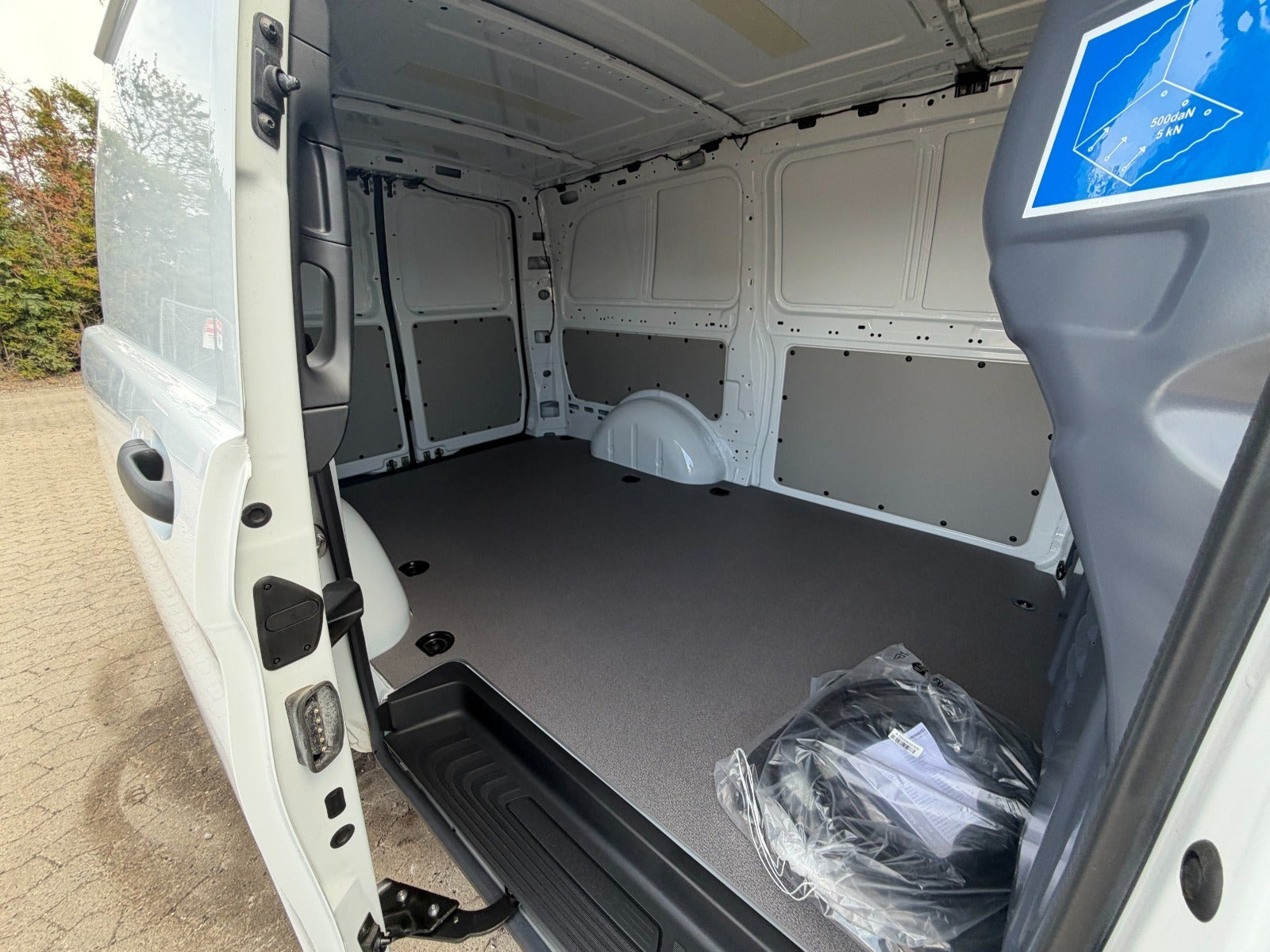 Hvid Mercedes eVito 112 fra 2024