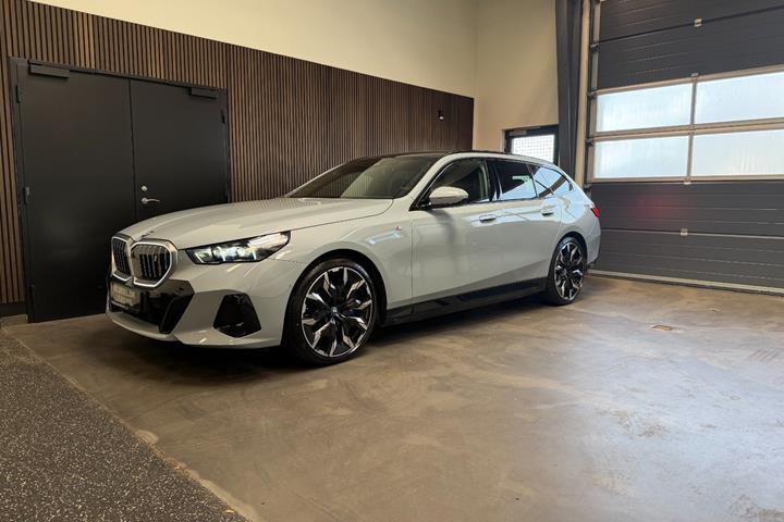 Grå BMW i5 fra 2025