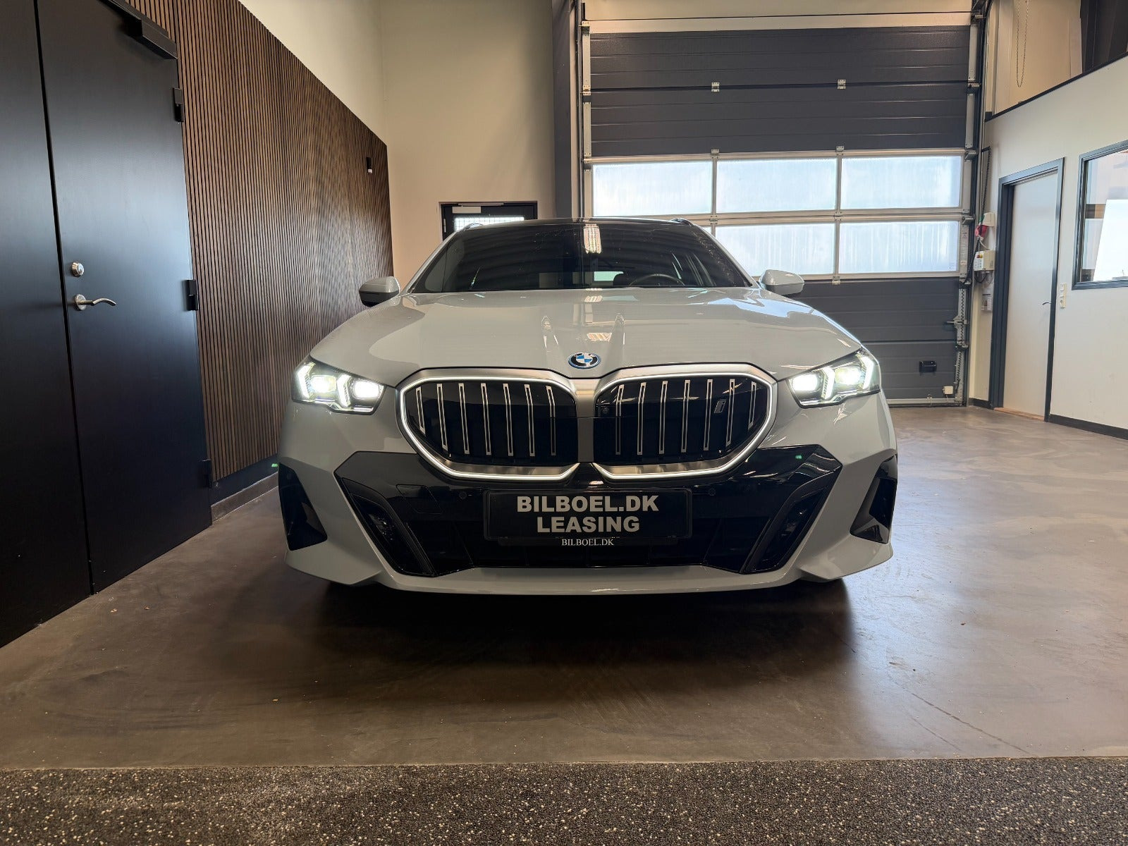 Grå BMW i5 fra 2025