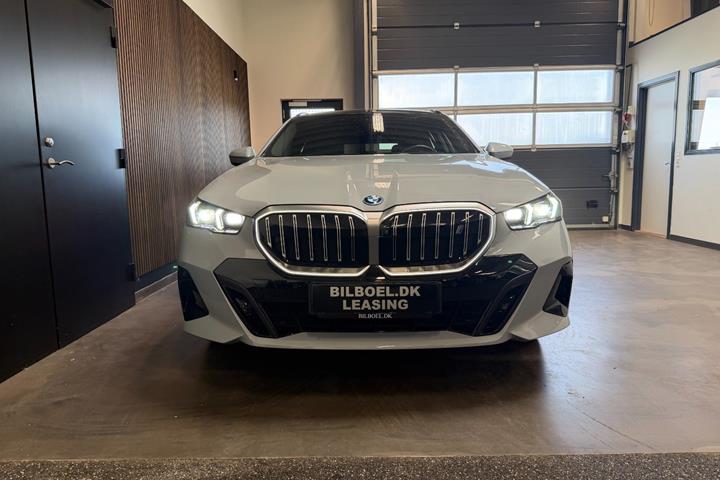 Grå BMW i5 fra 2025