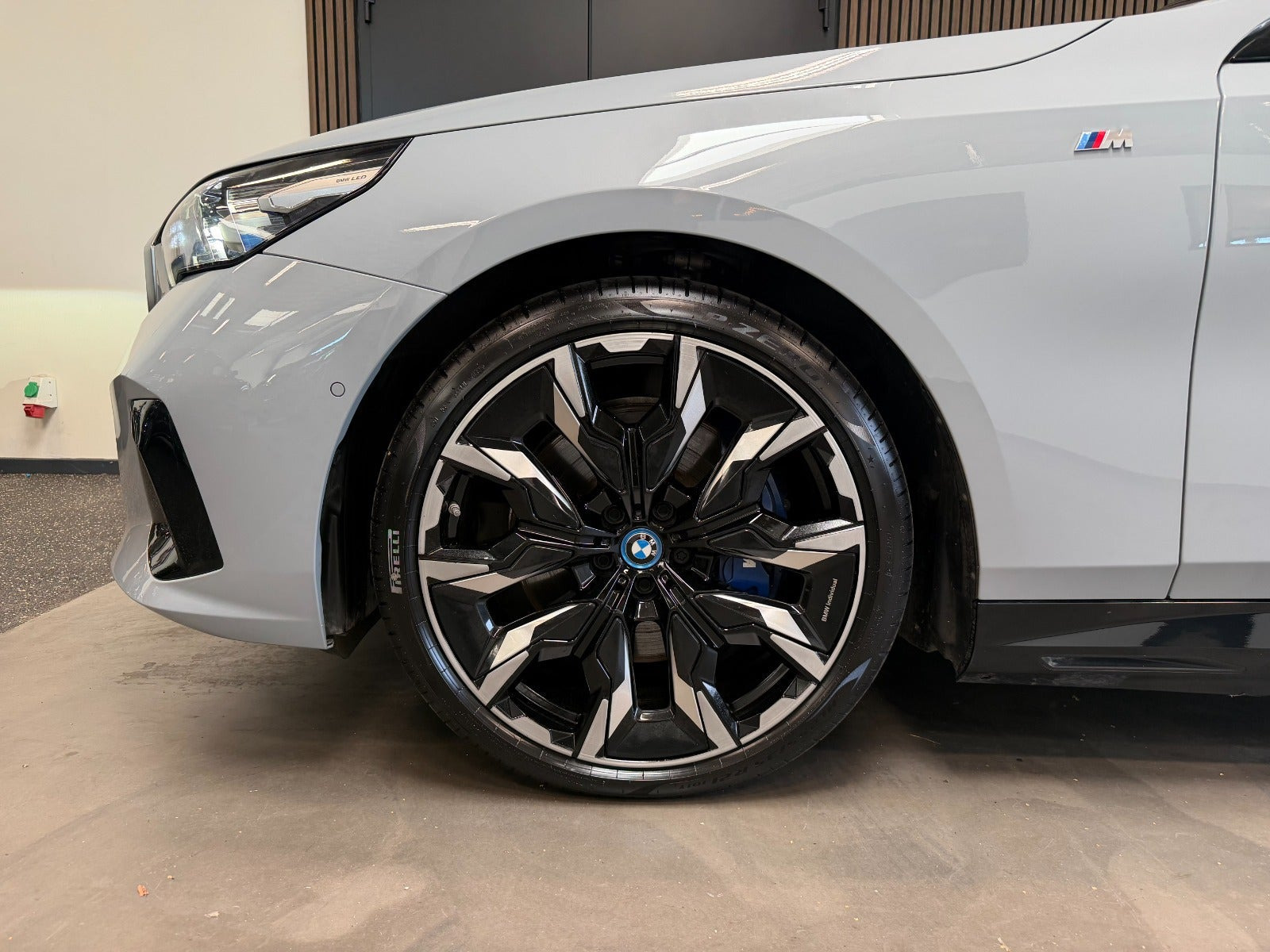 Grå BMW i5 fra 2025