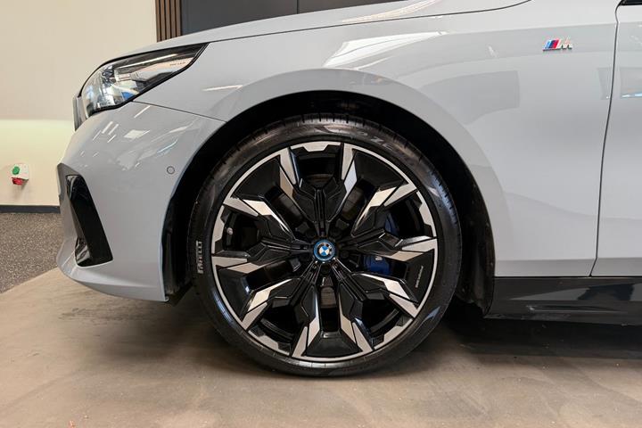 Grå BMW i5 fra 2025