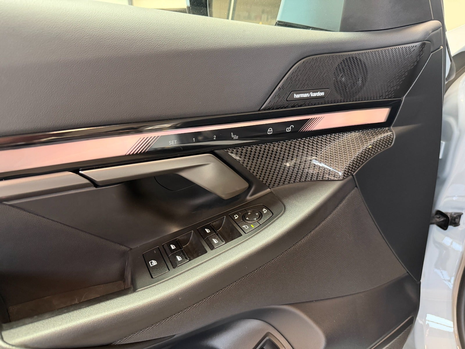 Grå BMW i5 fra 2025