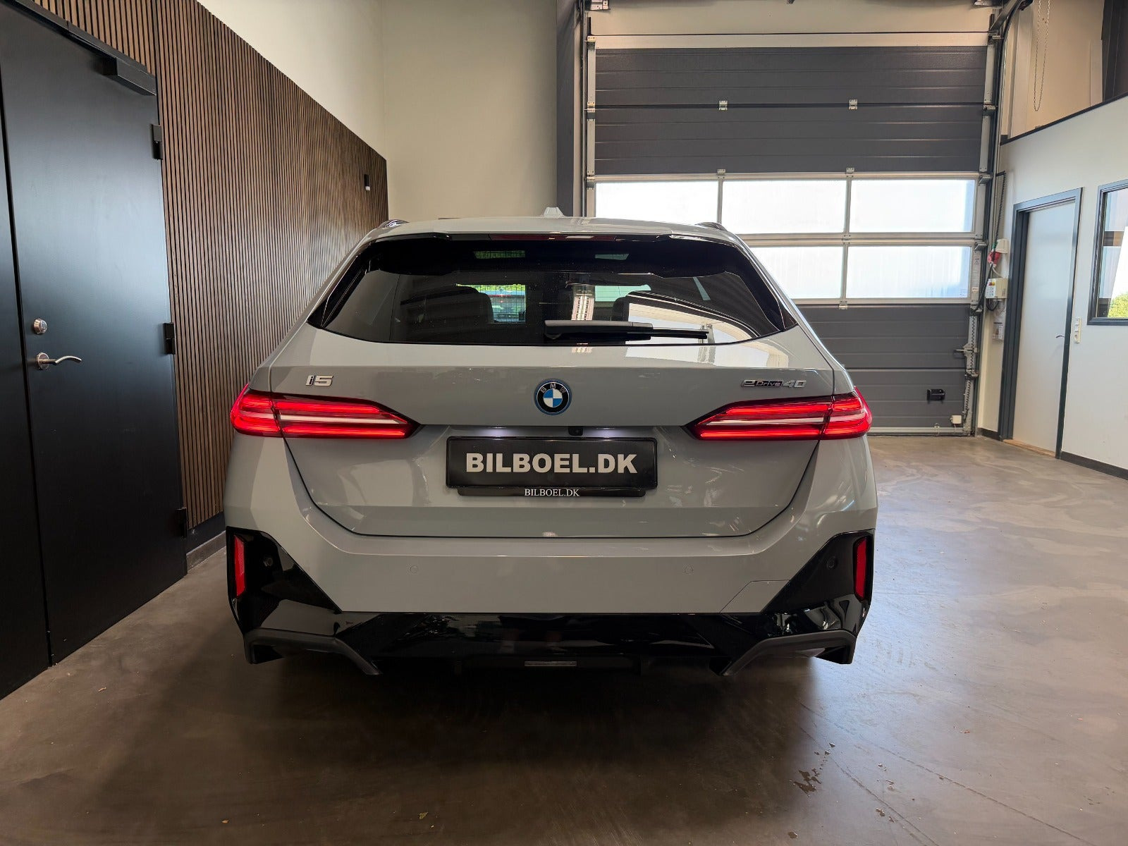 Grå BMW i5 fra 2025