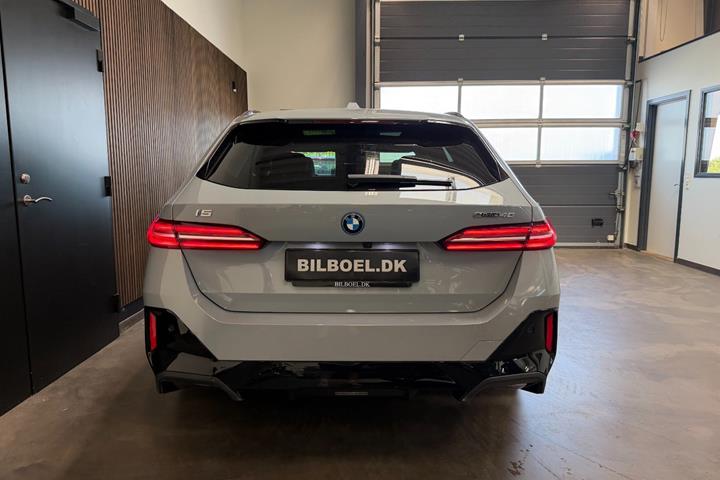 Grå BMW i5 fra 2025
