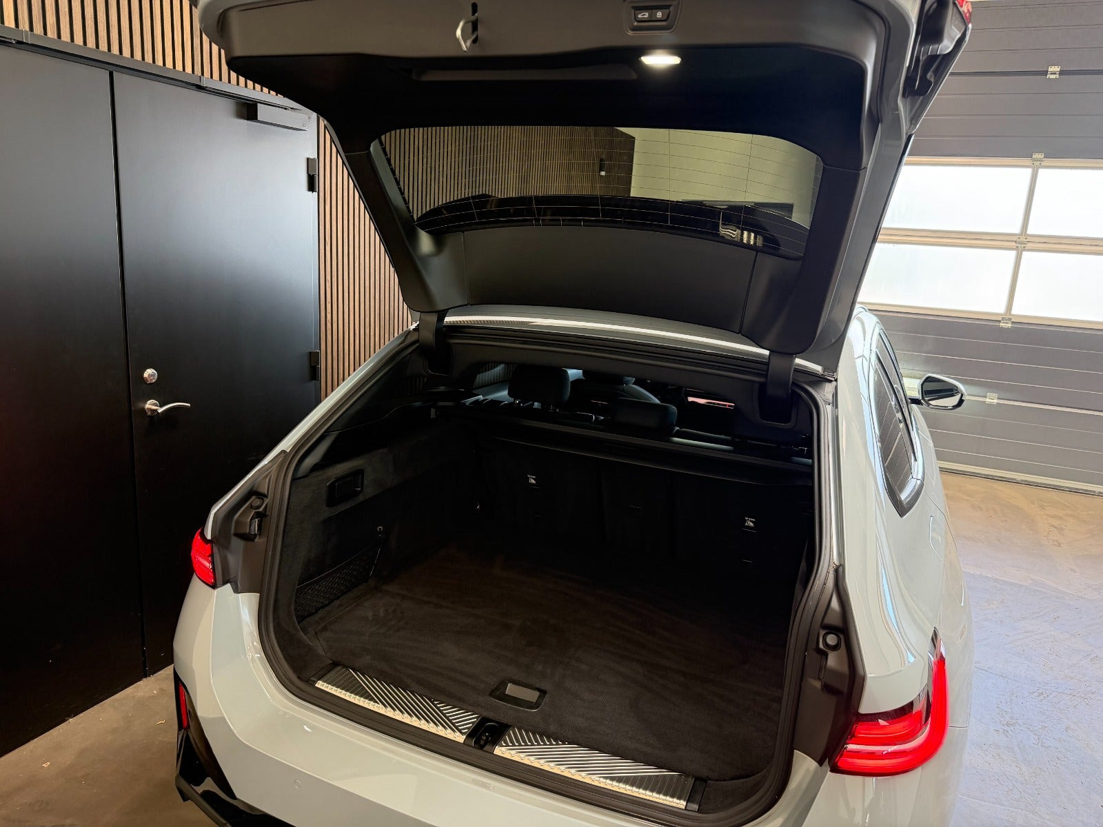 Grå BMW i5 fra 2025