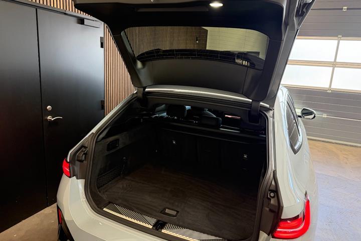 Grå BMW i5 fra 2025