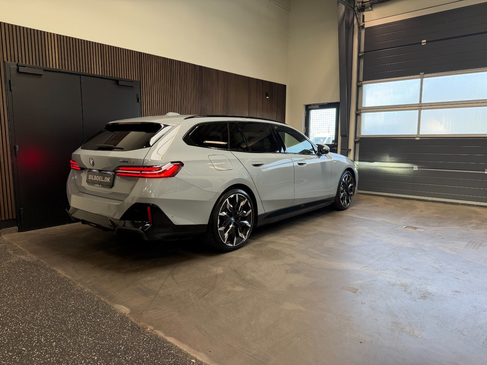 Grå BMW i5 fra 2025