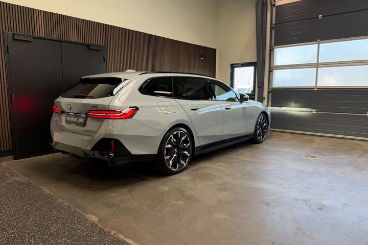 Grå BMW i5 fra 2025