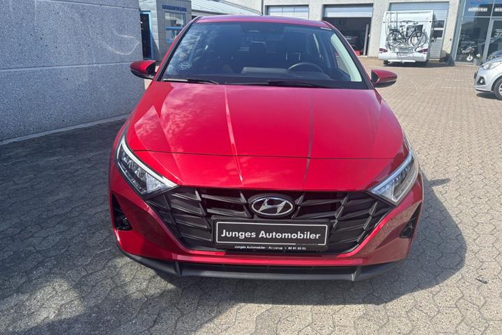Rød Hyundai i20 fra 2022