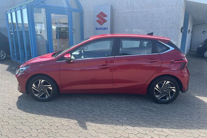 Rød Hyundai i20 fra 2022