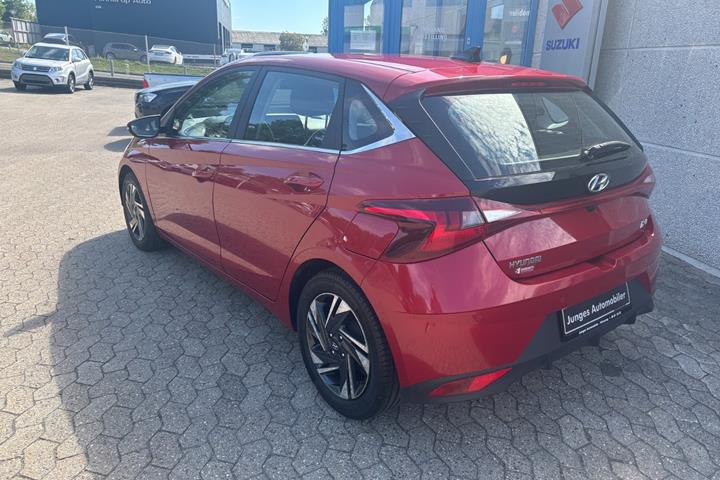 Rød Hyundai i20 fra 2022