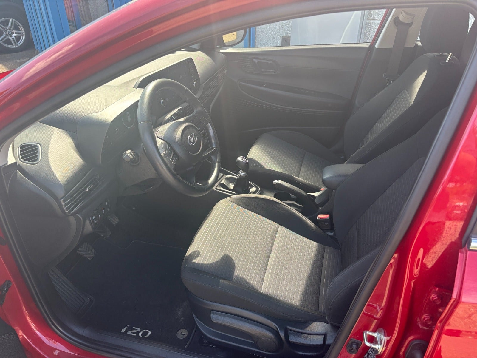 Rød Hyundai i20 fra 2022