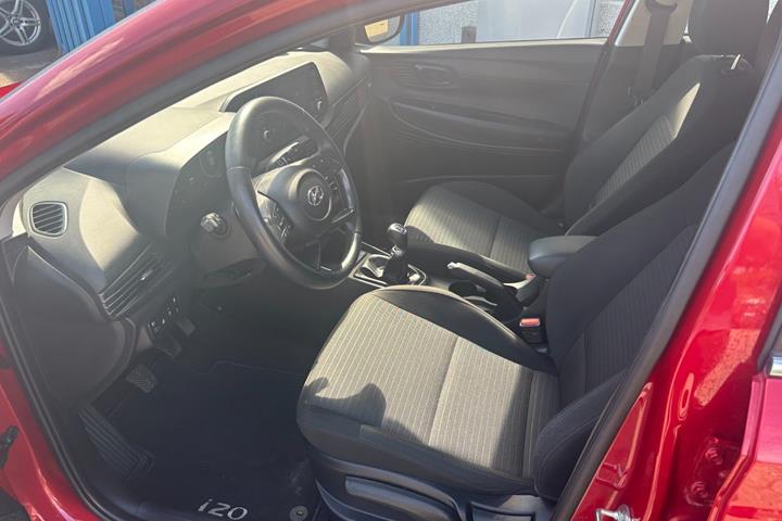 Rød Hyundai i20 fra 2022