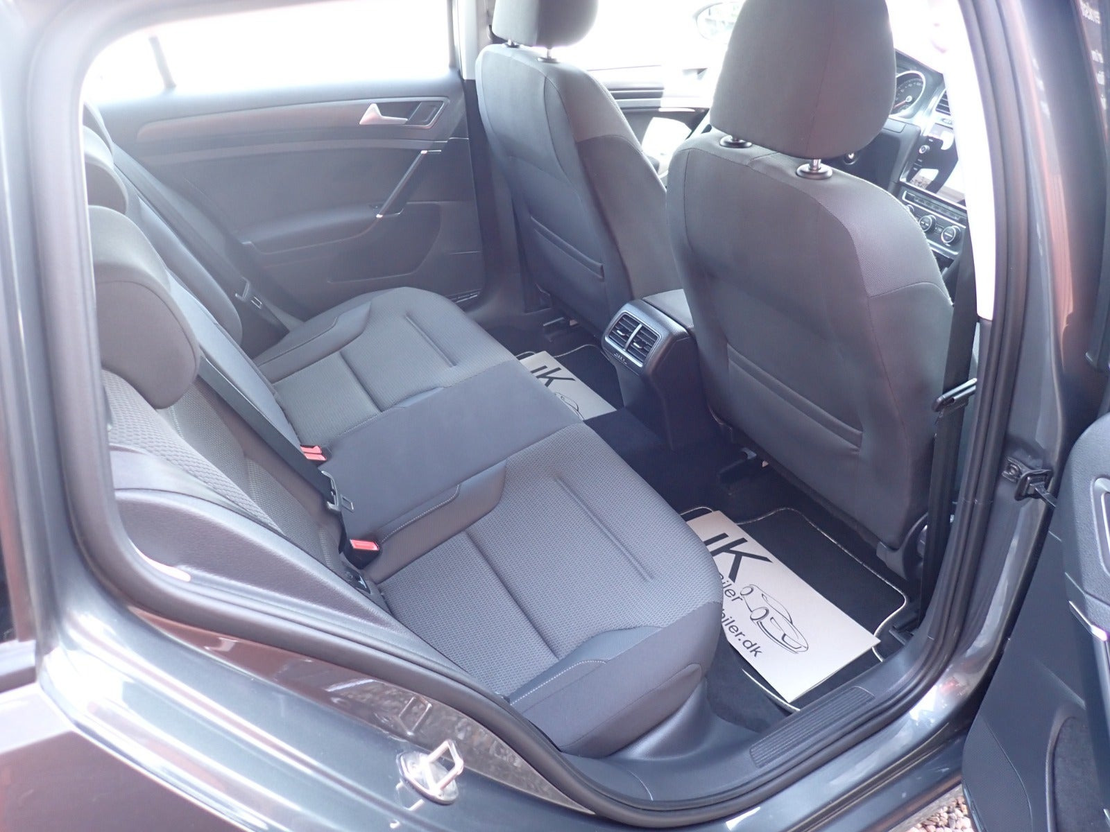 Grå VW Golf VII fra 2019