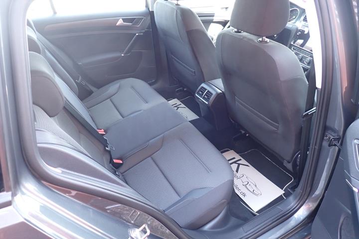 Grå VW Golf VII fra 2019