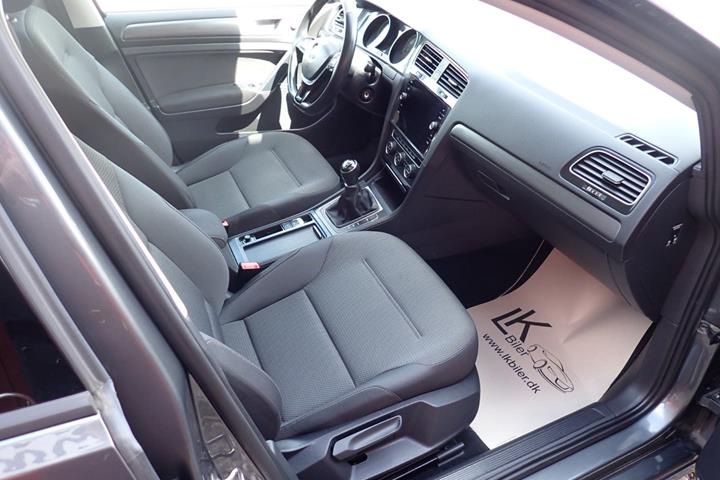 Grå VW Golf VII fra 2019