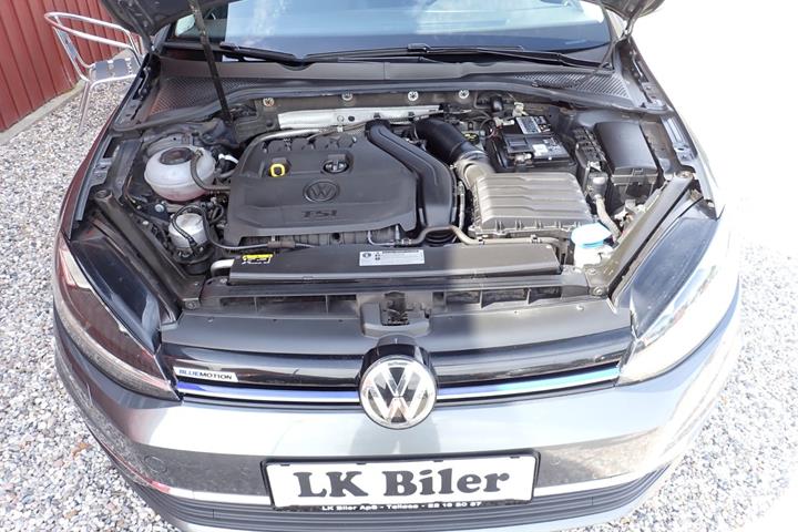 Grå VW Golf VII fra 2019