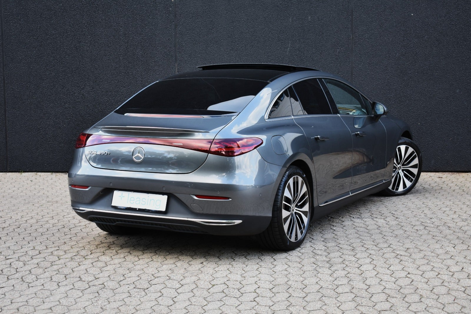Sort Mercedes EQE350+ fra 2022