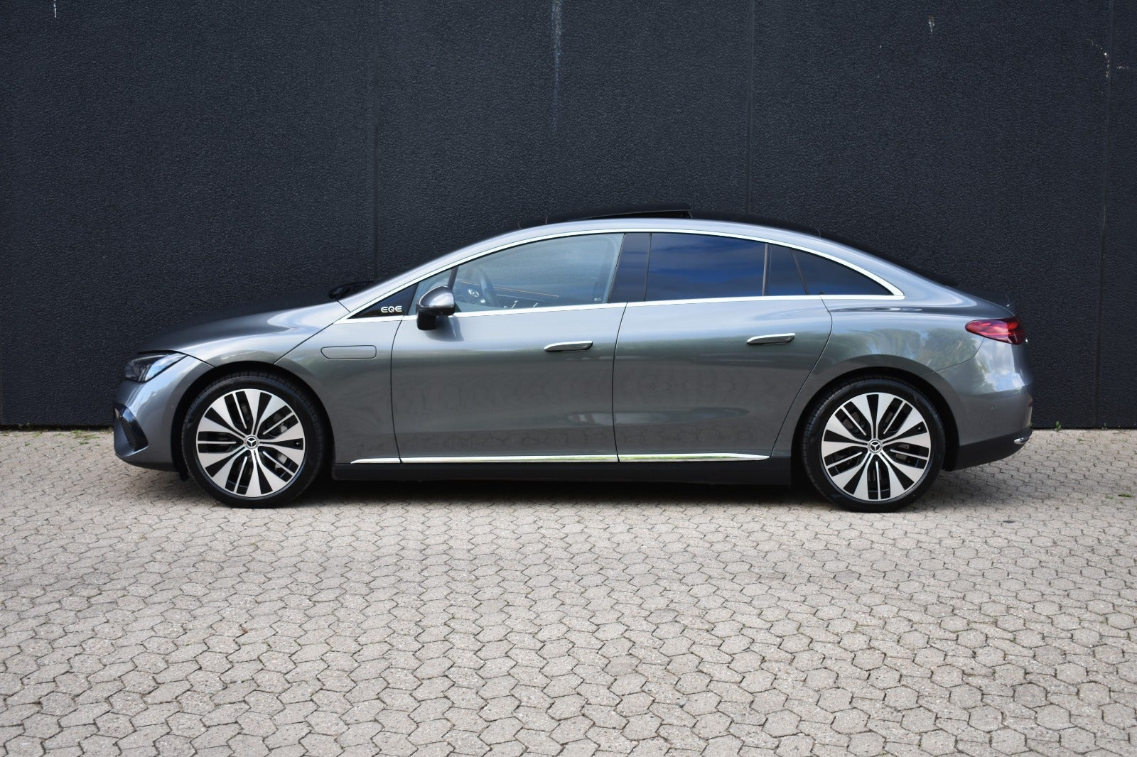 Sort Mercedes EQE350+ fra 2022