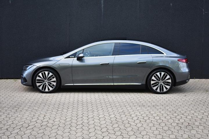 Sort Mercedes EQE350+ fra 2022