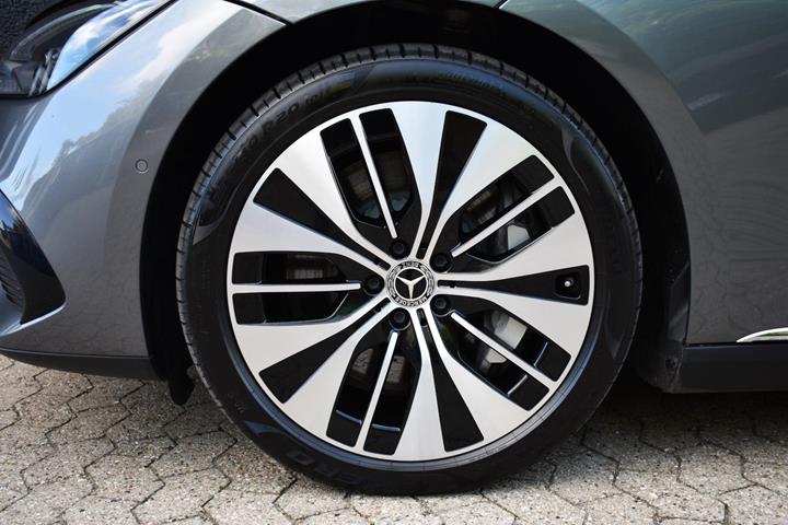 Sort Mercedes EQE350+ fra 2022