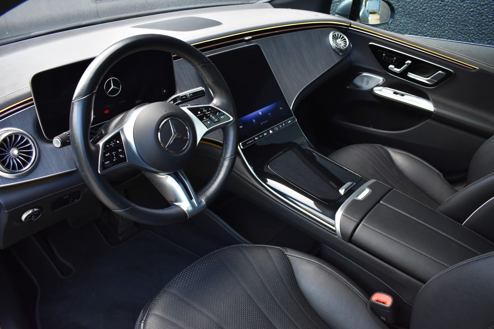 Sort Mercedes EQE350+ fra 2022