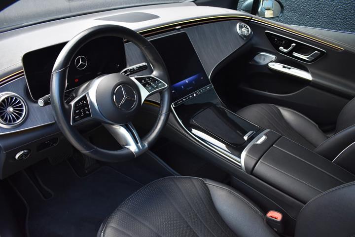 Sort Mercedes EQE350+ fra 2022
