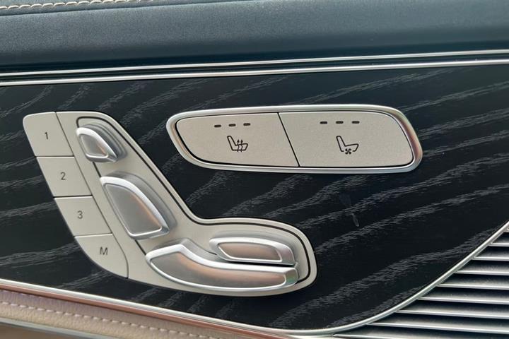 Sort Mercedes EQC400 fra 2023