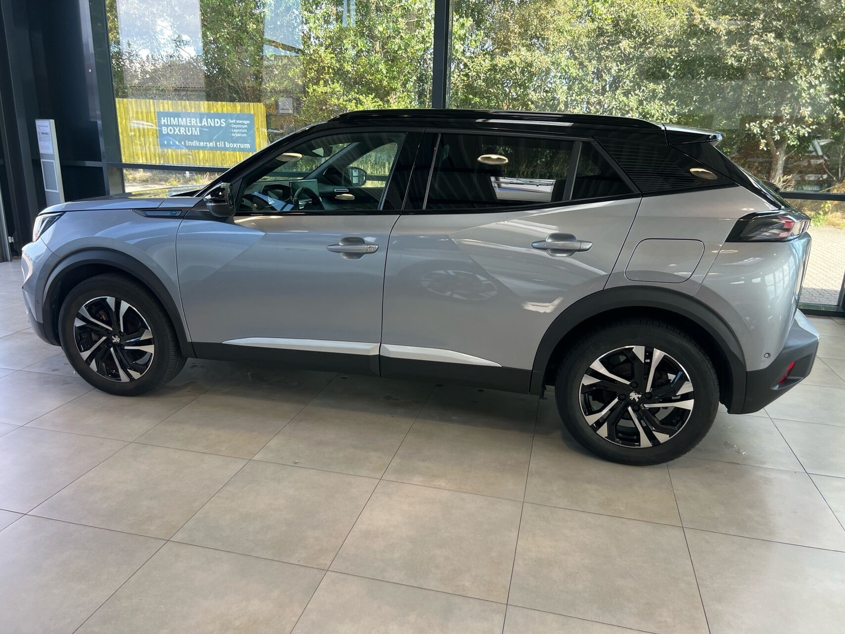 Grå Peugeot e-2008 fra 2022