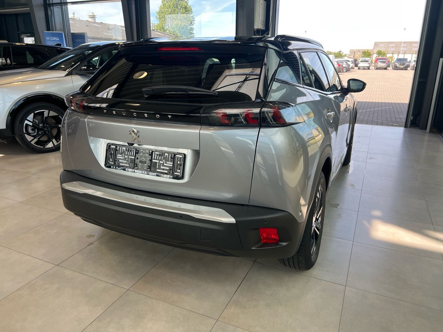 Grå Peugeot e-2008 fra 2022