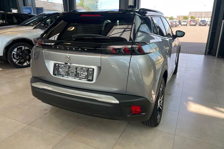 Grå Peugeot e-2008 fra 2022