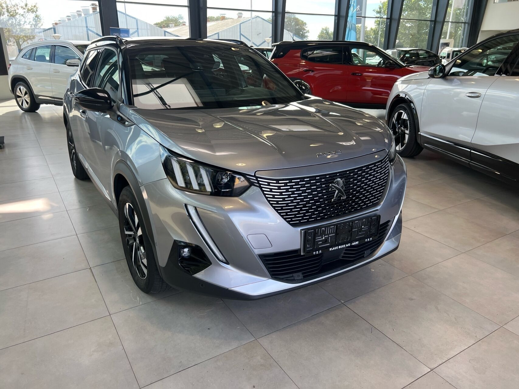 Grå Peugeot e-2008 fra 2022