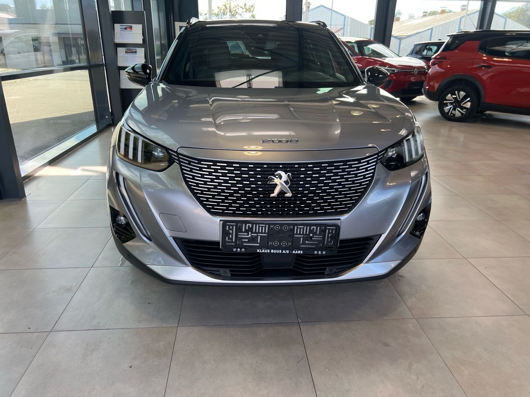 Grå Peugeot e-2008 fra 2022