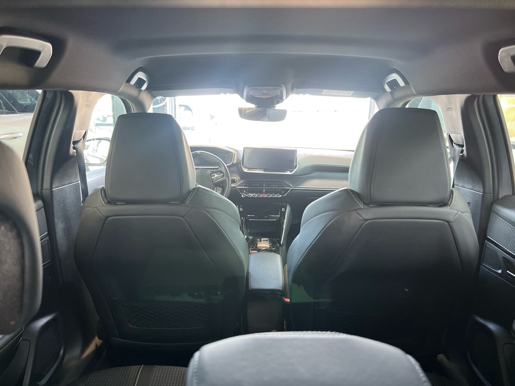 Grå Peugeot e-2008 fra 2022