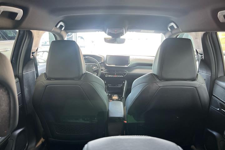 Grå Peugeot e-2008 fra 2022