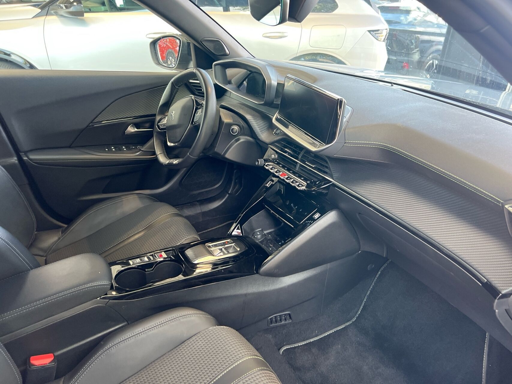 Grå Peugeot e-2008 fra 2022