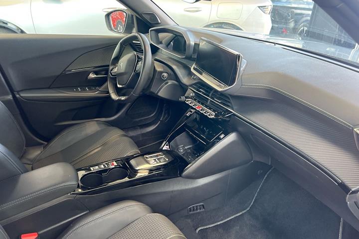 Grå Peugeot e-2008 fra 2022