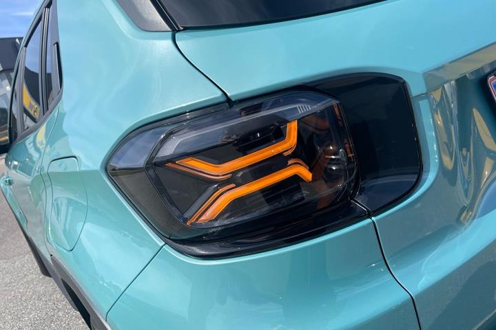 Blå Jeep Avenger fra 2023