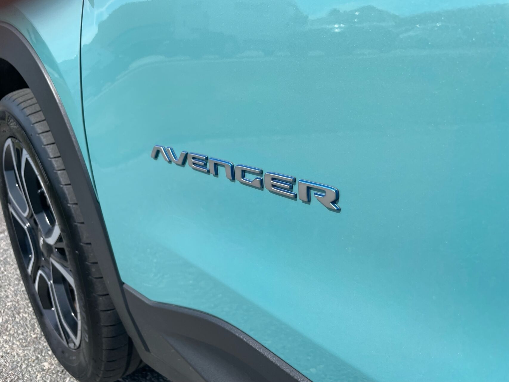 Blå Jeep Avenger fra 2023