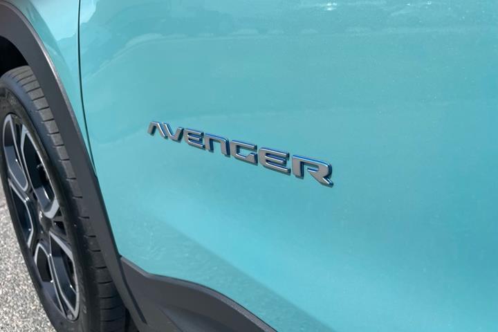 Blå Jeep Avenger fra 2023