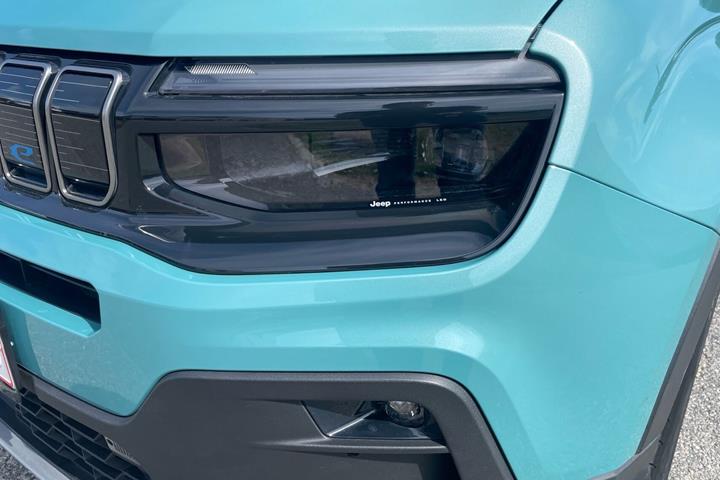 Blå Jeep Avenger fra 2023